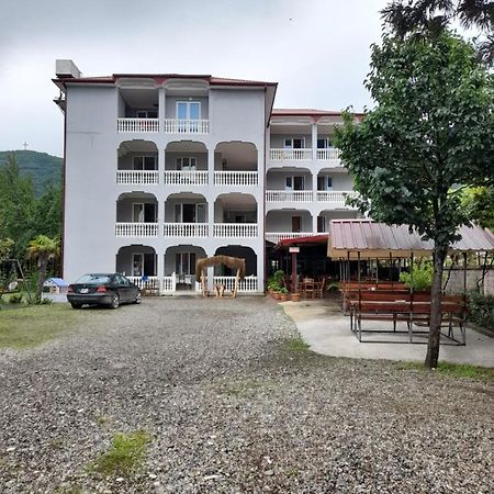 Hotel Beliy Dom à Kvariati Extérieur photo