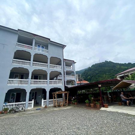 Hotel Beliy Dom à Kvariati Extérieur photo