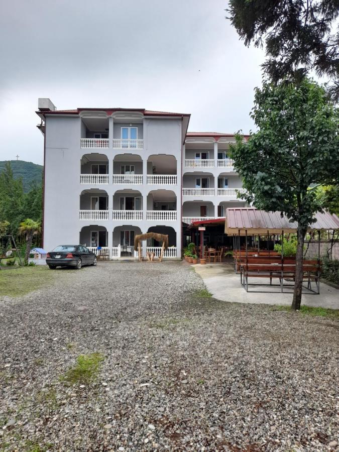 Hotel Beliy Dom à Kvariati Extérieur photo