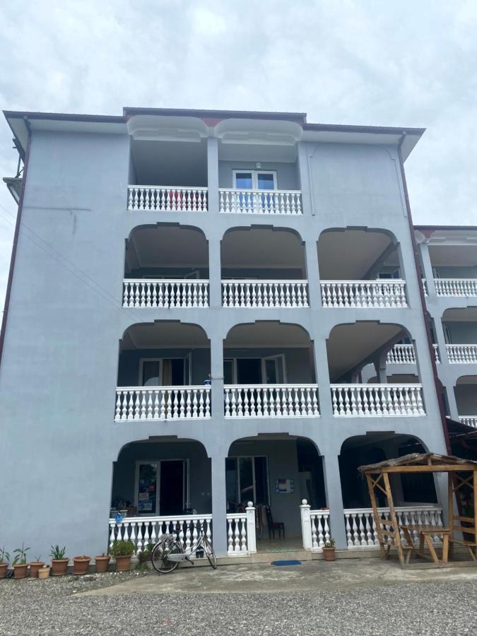 Hotel Beliy Dom à Kvariati Extérieur photo