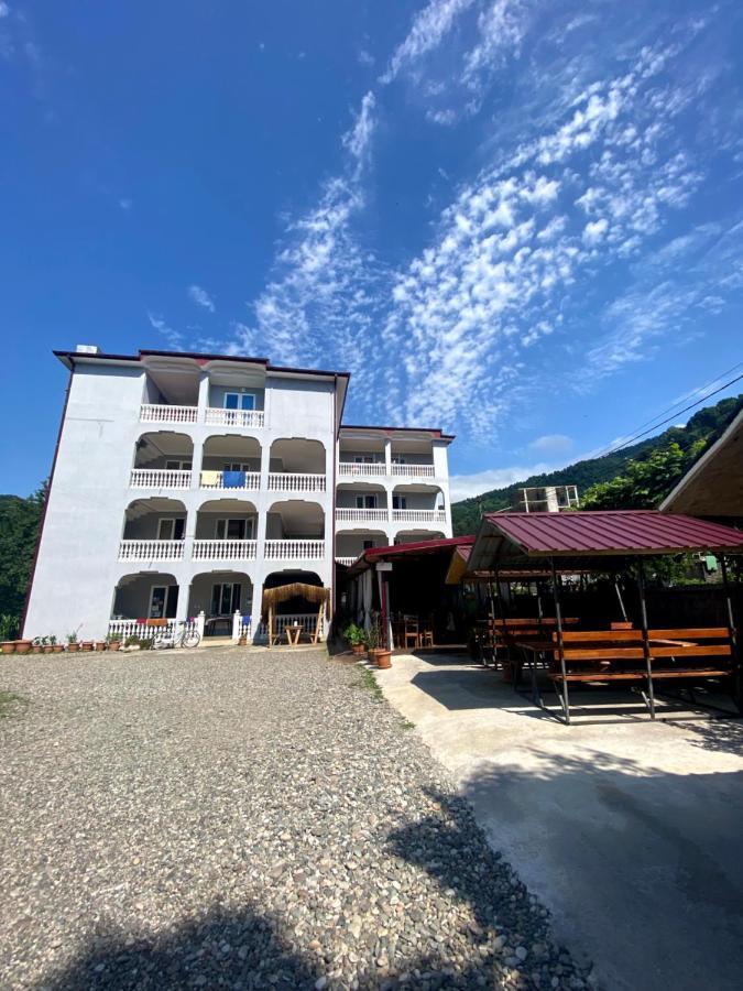 Hotel Beliy Dom à Kvariati Extérieur photo