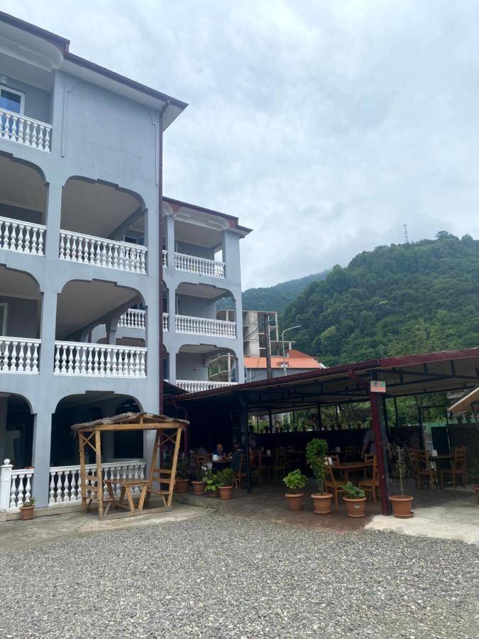 Hotel Beliy Dom à Kvariati Extérieur photo