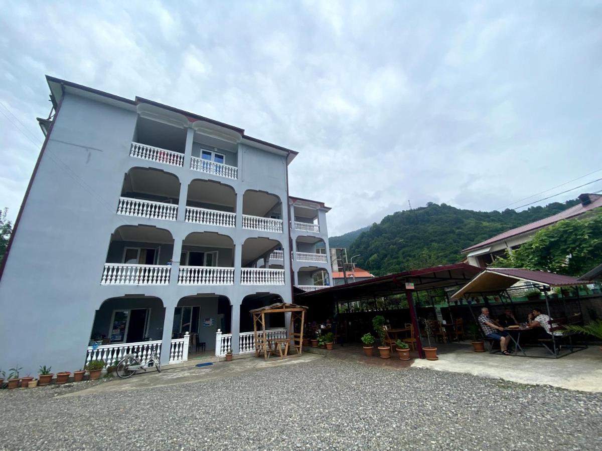 Hotel Beliy Dom à Kvariati Extérieur photo