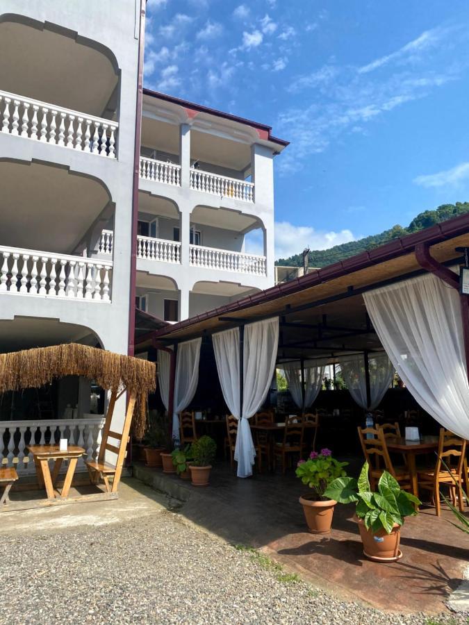 Hotel Beliy Dom à Kvariati Extérieur photo