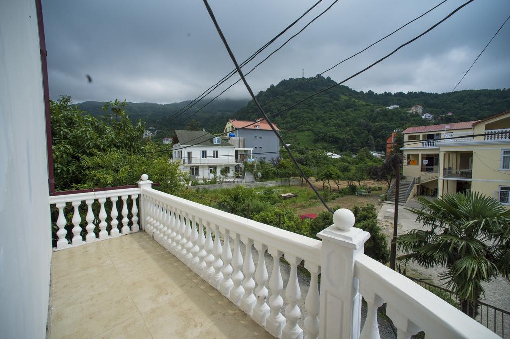 Hotel Beliy Dom à Kvariati Extérieur photo